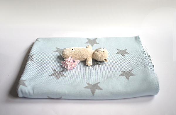 Hübsche gestrickte Babydecke mit angesagtem Sternenmuster