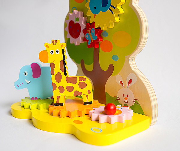 Kunterbuntes Bewegungsparadies aus Holz für Babys 