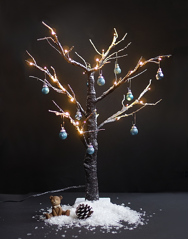 Beleuchteter Mini-Baum mit Schnee