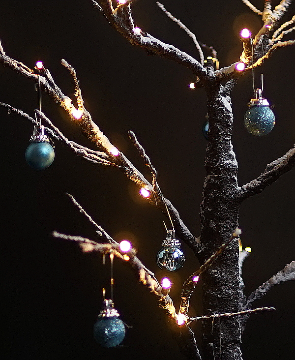 Beleuchteter Mini-Baum mit Schnee