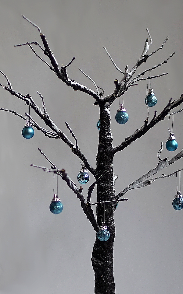 Beleuchteter Mini-Baum mit Schnee