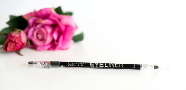 Technic - Eyeliner Pencil mit Verblender-Schwämmchen & Anspitzer