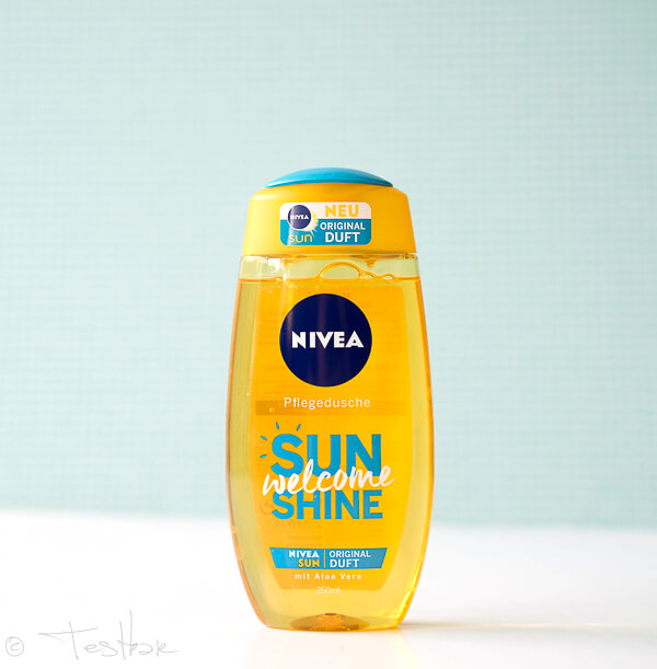 Der einzigartige NIVEA Sun Sonnencreme Duft bringt Ihre Urlaubserinnerungen zurück und macht einfach gute Laune. Die frische Formel mit Aloe Vera reinigt und pflegt die Haut sanft. Sie hinterlässt ein spürbar weiches Hautgefühl und einen frischen Duft von sonnengeküsster Haut. Entfernt Rückstände von Salzwasser, Chlor und Sonnencreme: Welcome Sunshine Pflegedusche. Mit dem einzigartigen NIVEA Sun Sonnencreme Duft Erfrischt die Haut spürbar Angereichert mit Aloe Vera für ein geschmeidiges Hautgefühl ‒ auch nach dem Abtrocknen Entfernt Rückstände von Sonnencreme, Salzwasser und Chlor Für den täglichen Gebrauch geeignet