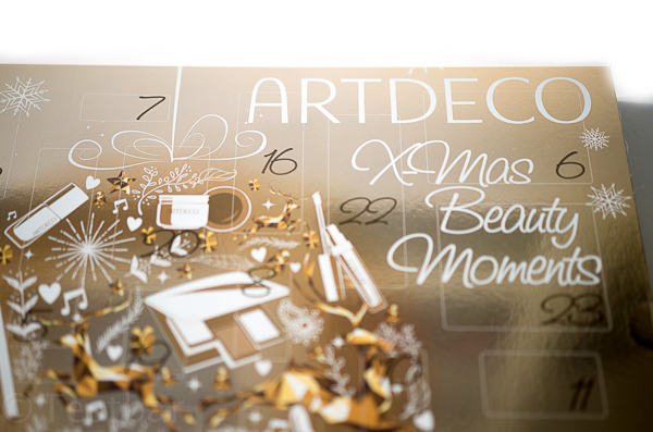 Freut Euch mit ARTDECO auf Weihnachtend entdecke hinter jedem Türchen eine tolle Kosmetik-Überraschung. Darunter befinden sich beliebte ARTDECO Klassiker und ausgewählte Specials. Der Kalender beinhaltet 21 Originalprodukte und 3 Luxus-Pröbchen im Wert von über 140 Euro. Schon die Optik des Kalenders ist ein echtes Highlight… von dem Inhalt ganz zu schweigen. Wer sich dafür interessiert was der Kalender beinhaltet, kann sich das ganz am Ende dieses Berichts anschauen. Der Inhalt des Kalenders hat einen Wert von über 140 Euro. 