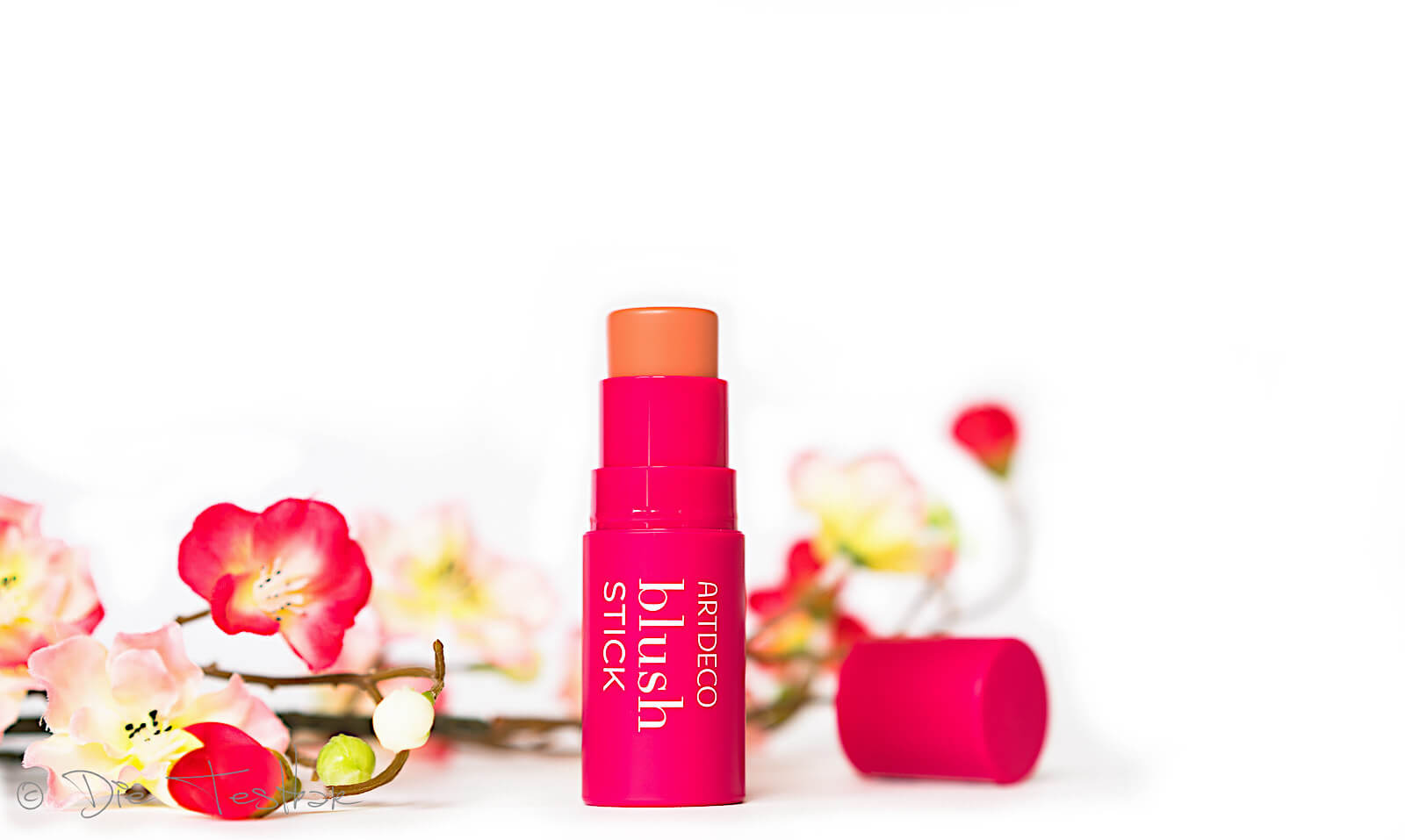 Sommerliche Leichtigkeit für unterwegs – Best of Summer-Kollektion – Beauty to go von Artdeco 39 Blush Stick – „Peach Babe“ (N°1) und „Pink Dahlia“ (N°5) von Artdeco