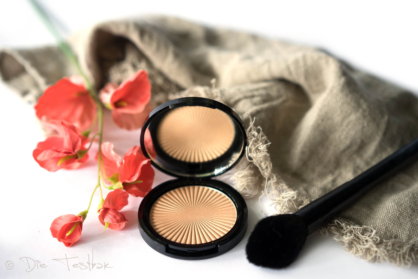 Puder Highlighter mit seidiger Konsistenz