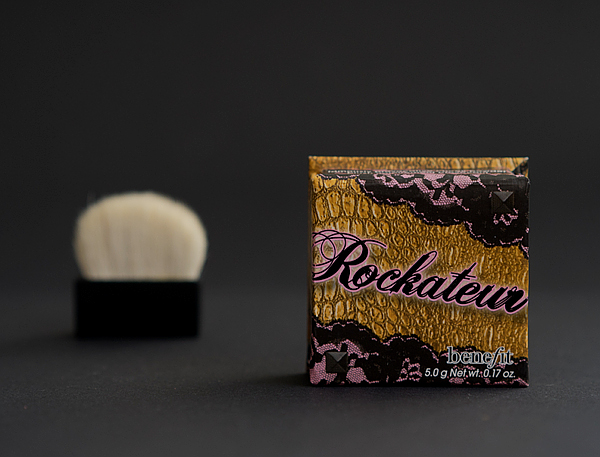 rockateur - Rockig goldenes Blush von Benefit