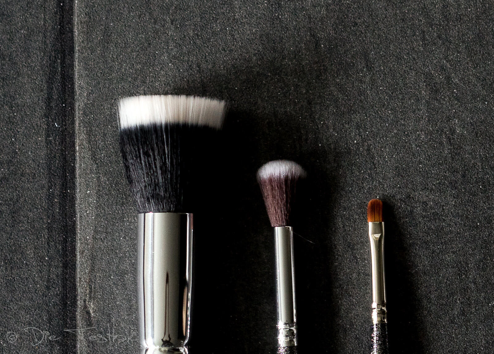 Für eine schöne Grundierung - Make-up Schwämme- Pinsel, Puder, Foundation und mehr von makeupcoach 24
