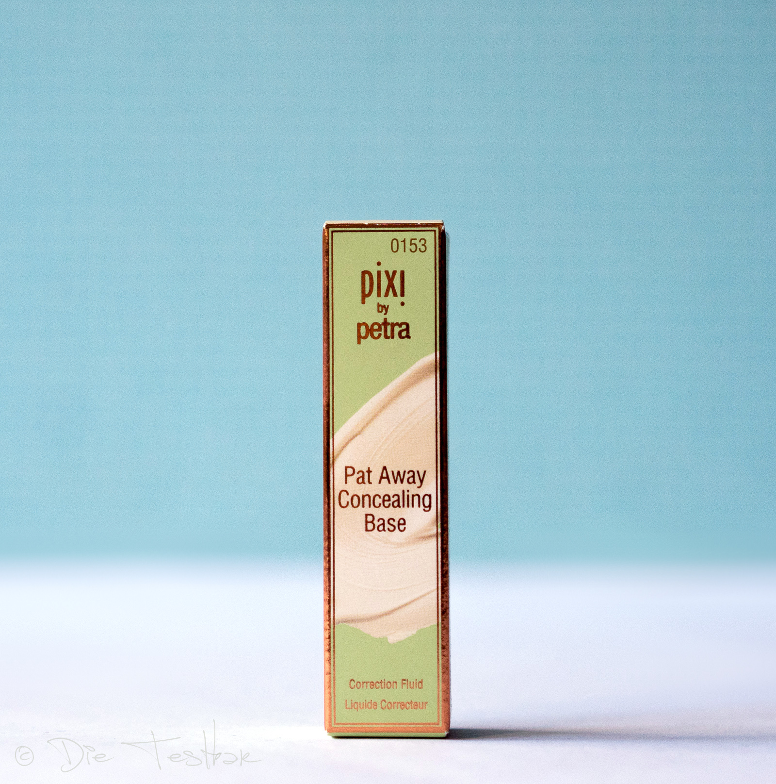 Mit dem Pat Away Concealing Base Concealer von Pixi gehören dunkle Schatten, Augenringe und Rötungen der Vergangenheit an. Die elastische Formel passt sich Ihrer Haut an, sie verdeckt Unebenheiten und dunkle Stellen zuverlässig und langanhaltend. Ihre Haut sieht makellos und ebenmäßig aus und wird sogar gleichzeitig gepflegt: Die innovative Textur ist mit nährenden Antioxidantien angereichert, die vor vorzeitiger Hautalterung schützen. Das Produkt ist parabenfrei und wurde nicht an Tieren getestet.