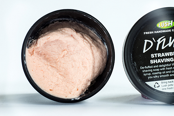 Die neusten Produkte von Lush - D’Fluff Erdbeer-Rasierseife 