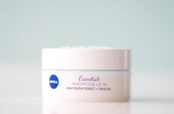 FÜR ZART GEPFLEGTE, GESUND AUSSEHENDE HAUT - NIVEA Essentials 24h FEUCHTIGKEIT + FRISCHE Tagespflege LSF 30