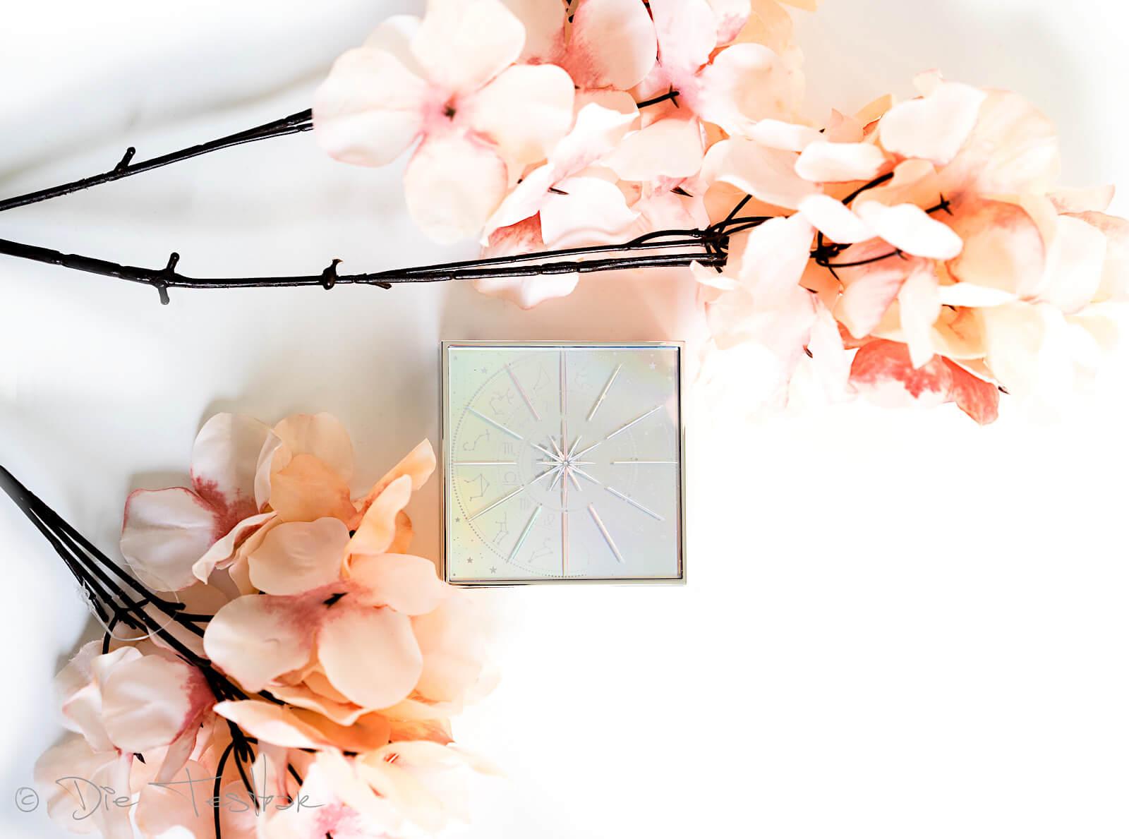 Cosmic Glam – die neue Glamour-Kollektion von ARTDECO 5 Cosmic Glam – die neue Glamour-Kollektion von ARTDECO 4