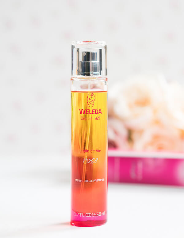 Hüllen Sie sich ein in ein Duftmeer voller Harmonie und Schönheit. Das Eau Naturelle Parfumée rose trägt die Essenz kostbarer Rosen in sich und versprüht einen Hauch von Romantik und Poesie. Die blumige Komposition mit dem zarten Aroma von Rose lässt an Liebe und Schönheit denken. Feine Nuancen von Rosengeranie schenken dem Duft eine frische Komponente, während Noten von Ylang-Ylang mit leicht pudrig, würzigen Aromen ausgeglichene Harmonie verleihen. Inspiriert ist Jardin de Vie rose vom Duft der Wildrose Pflegeserie. Duftnoten: Rose: blumig edel. Rose steht für Liebe und Schönheit Rosengeranie: fein mit frischer Note Ylang-Ylang: pudrig und leicht würzig