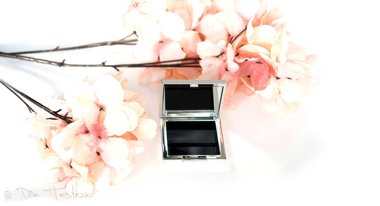 Cosmic Glam – die neue Glamour-Kollektion von ARTDECO 35 Cosmic Glam – die neue Glamour-Kollektion von ARTDECO 32