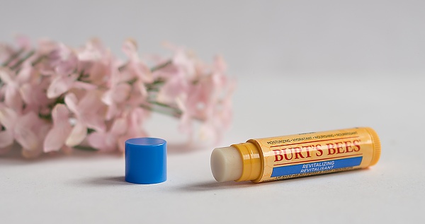  Burt's Bees Revitalizing Lip Balm Blueberry & Dark Chocolate Lip Balm