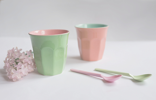 brave flower - Große Keramik-Tasse in Hellgrün und Pink von Rice  Große Keramik-Tasse in Aqua und Koralle von Rice