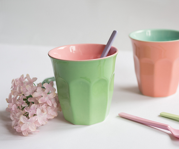 brave flower - Große Keramik-Tasse in Hellgrün und Pink von Rice  Große Keramik-Tasse in Aqua und Koralle von Rice