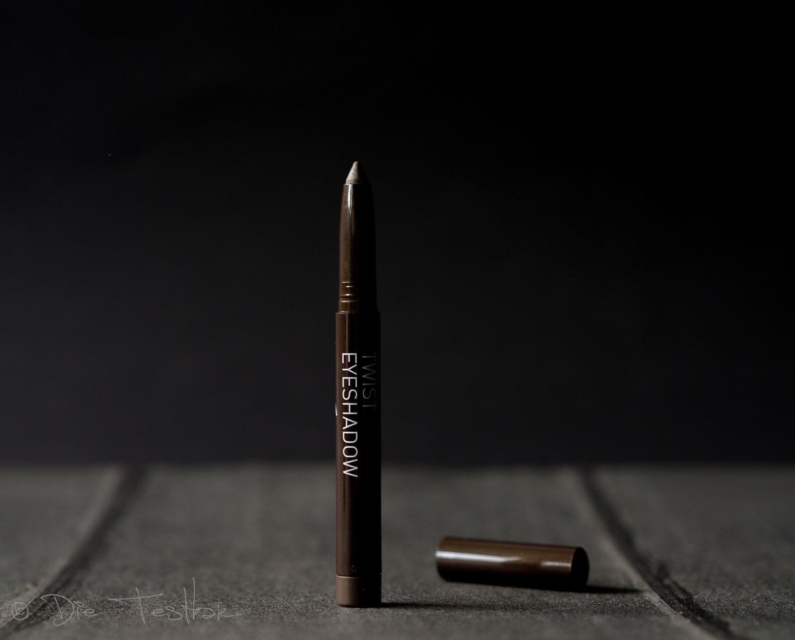 Für strahlend schöne Augen - Volcanic Long Lasting Eyeliner und Twist Eyeshadow von Korres 2