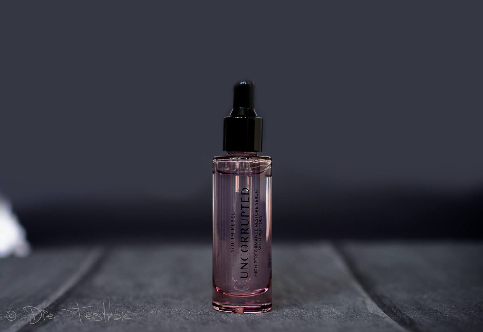 HIGH PERFORMANCE RESTORE SERUM WITH PEPTIDES von Uncorrupted Beauty