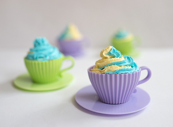 Cupcakes in der Teetasse mit Backutensilien von Lakeland