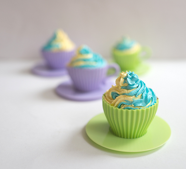 Cupcakes in der Teetasse mit Backutensilien von Lakeland