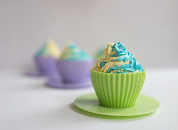 Cupcakes in der Teetasse mit Backutensilien von Lakeland