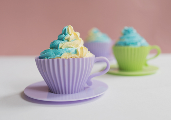 Cupcakes in der Teetasse mit Backutensilien von Lakeland