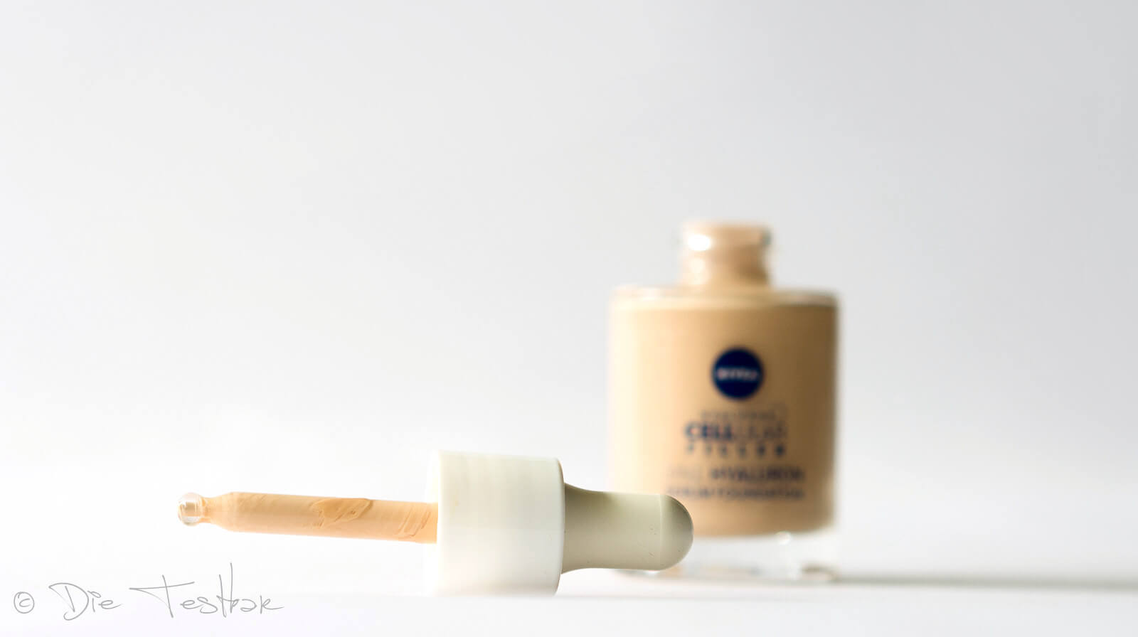 NIVEA CELLULAR Filler 3 in 1 Hyaluron Serum Foundation im Test 3