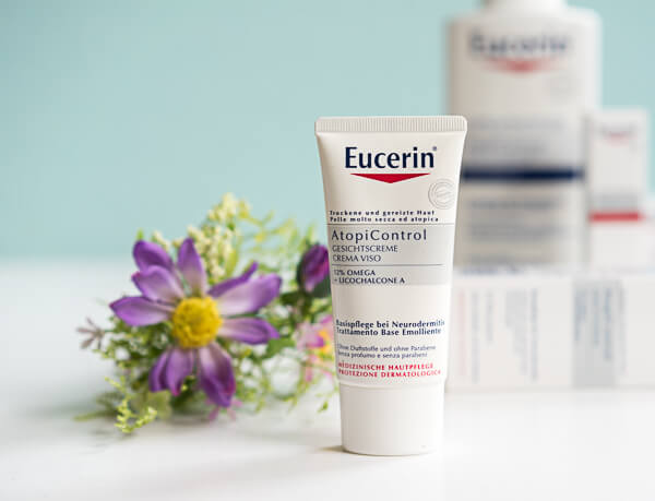 <h2>Eucerin AtopiControl für extrem trockene Haut und Neurodermitis</h2> <h2>Eucerin AtopiControl DUSCH- UND BADEÖL</h2> <p style="text-align: center;"><img class="aligncenter size-full wp-image-27706" src="https://www.die-testbar.de/wp-content/uploads/DSC06404.jpg" alt="Eucerin AtopiControl DUSCH- UND BADEÖL" width="600" height="461" /></p> <hgroup> <h2>Dusch- und Badeöl für den täglichen Gebrauch.</h2> </hgroup> <div class="description"> Regeneriert die Barriere der Haut und schützt sie vor dem Austrocknen. Eucerin AtopiControl DUSCH- UND BADEÖL reinigt und beruhigt atopische Haut sanft, lindert den Juckreiz und verhindert weiteres Austrocknen. Zur täglichen Anwendung in akuten wie in<a href="http://www.eucerin.de/hautzustand/neurodermitis/neurodermitis-im-gesicht">symptomfreien Phasen</a>. Enthält 20% Omega Lipide  und andere natürliche Öle. Der hohe Ölgehalt macht die Haut geschmeidig, schützt sie vor weiterer Trockenheit und lindert den Juckreiz. Eucerin AtopiControl DUSCH- UND BADEÖL wird beim täglichen Duschen oder Baden auf die nasse Haut aufgetragen. Es ist geeignet für Erwachsene, Kinder und Babys. Bei Babys sollte es jedoch nur als Badezusatz verwendet werden. Um das Risiko von Hautirritationen zu minimieren, ist Eucerin AtopiControl DUSCH- UND BADEÖL frei von Duft-, Farb- und Konservierungsstoffen   Inhaltsstoffe: <p class="last">Glycine Soja, Ricinus Communis Oil, Laureth-4, MIPA-Laureth Sulfate, Poloxamer 101,Laureth-9, Propylene Glycol, Aqua, BHT, Propyl Gallate</p> </div>   <h2>Eucerin AtopiControl GESICHTSCREME</h2> <p style="text-align: center;"></p>