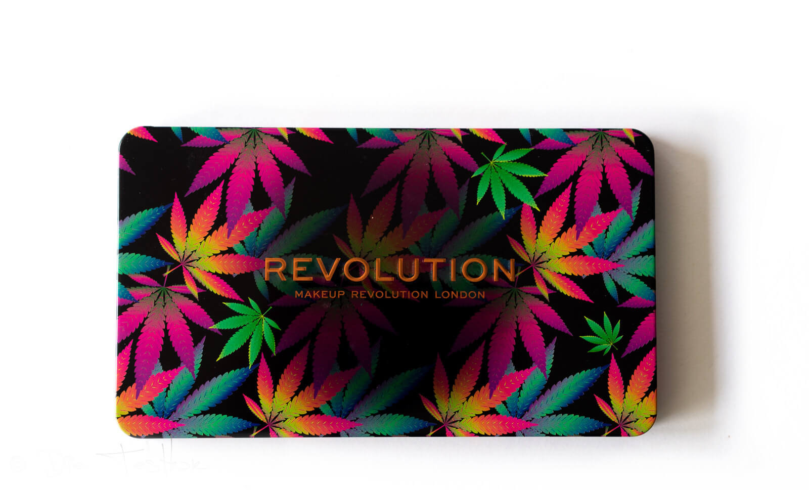 Forever Flawless Chilled with cannabis sativa Eyeshadow Palette von Makeup Revolution 6