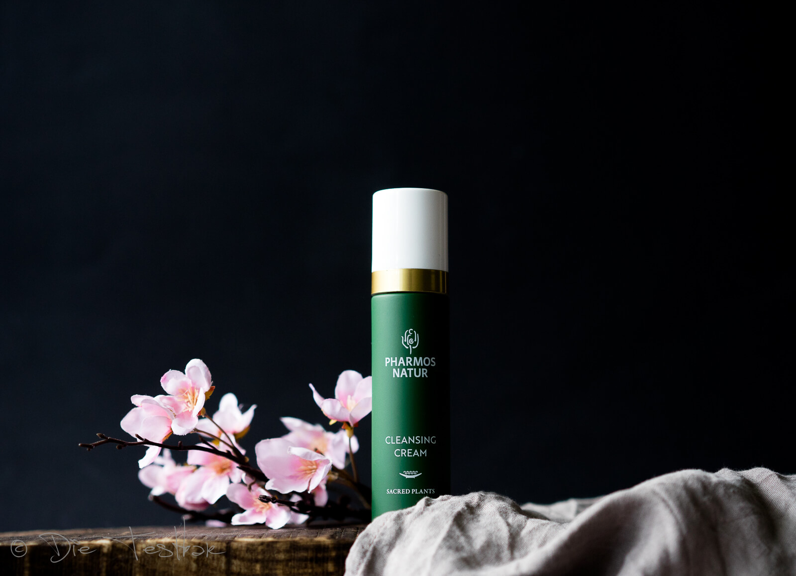 CLEANSING CREAM Die Cleansing Cream mit Bio Aloe Vera und Olive reinigt die Haut besonders mild.