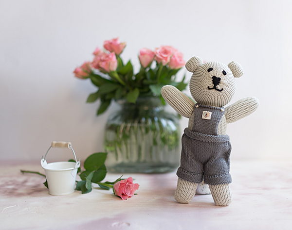 Gestrickter Baumwoll Teddybär von Nurtured by Nature - Junge