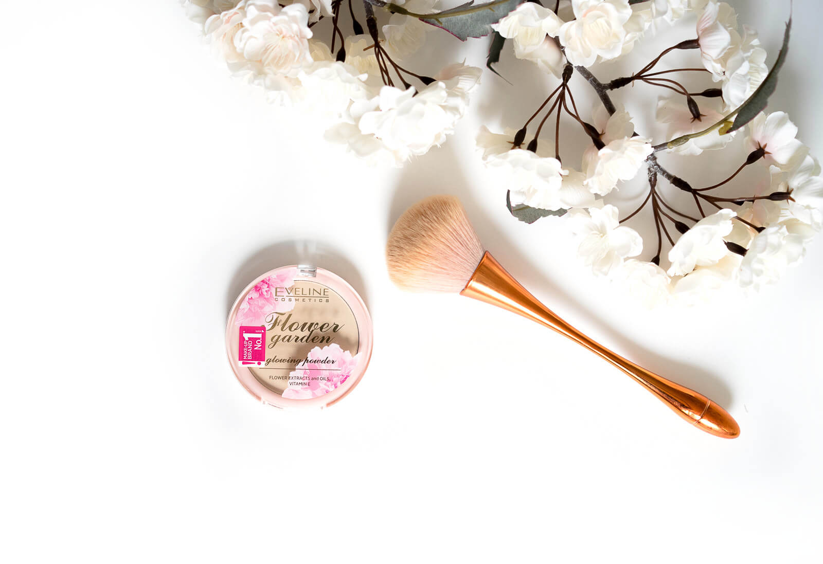 FLOWER GARDEN - Gepresster Leuchtpuder von Eveline Cosmetics 3