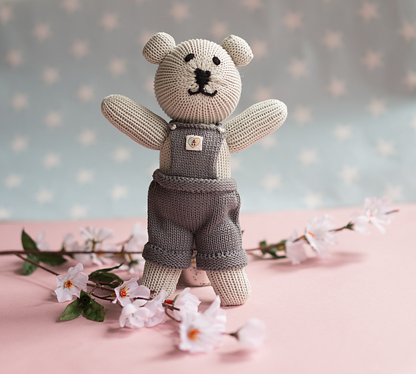 Gestrickter Baumwoll Teddybär von Nurtured by Nature - Junge