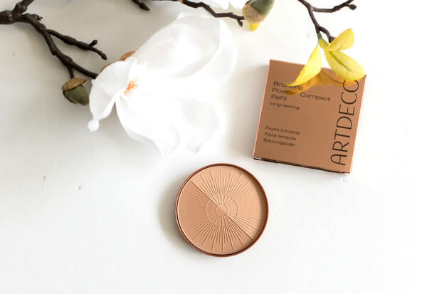 BRONZING POWDER COMPACT LONG-LASTING - HELLO SUNSHINE Langhaftendes Bräunungspuder mit Sonnen-Design