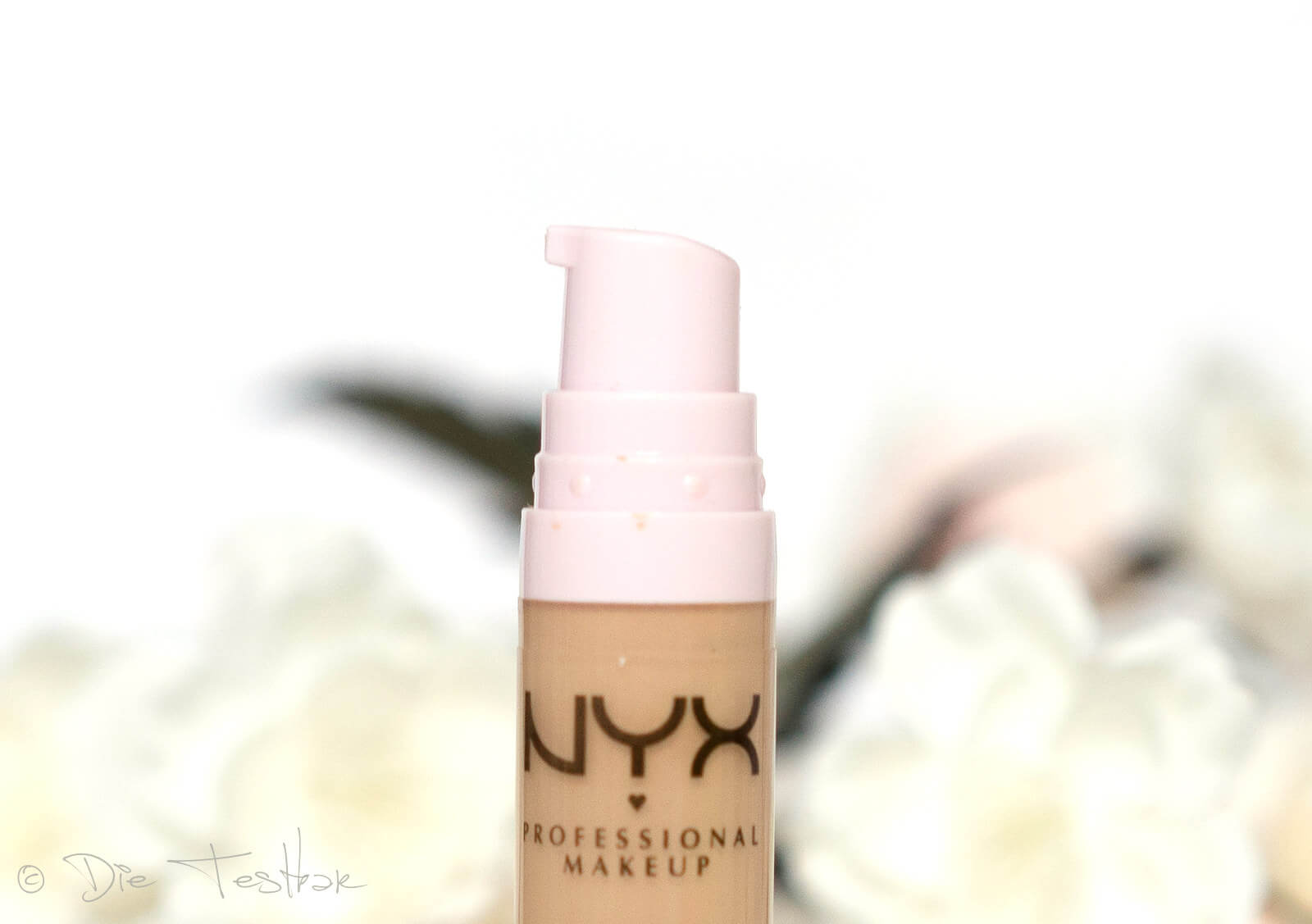 Bare With Me Concealer Serum von NYX 3