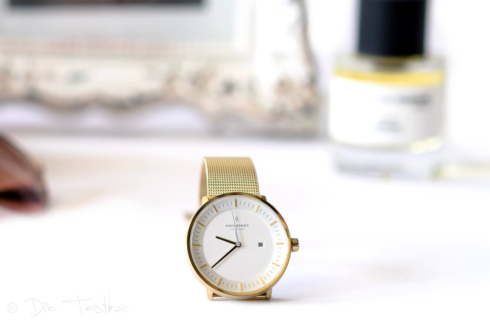 Skandinavischer Chick mit den eleganten, zeitlos schönen Armbanduhren von Nordgreen