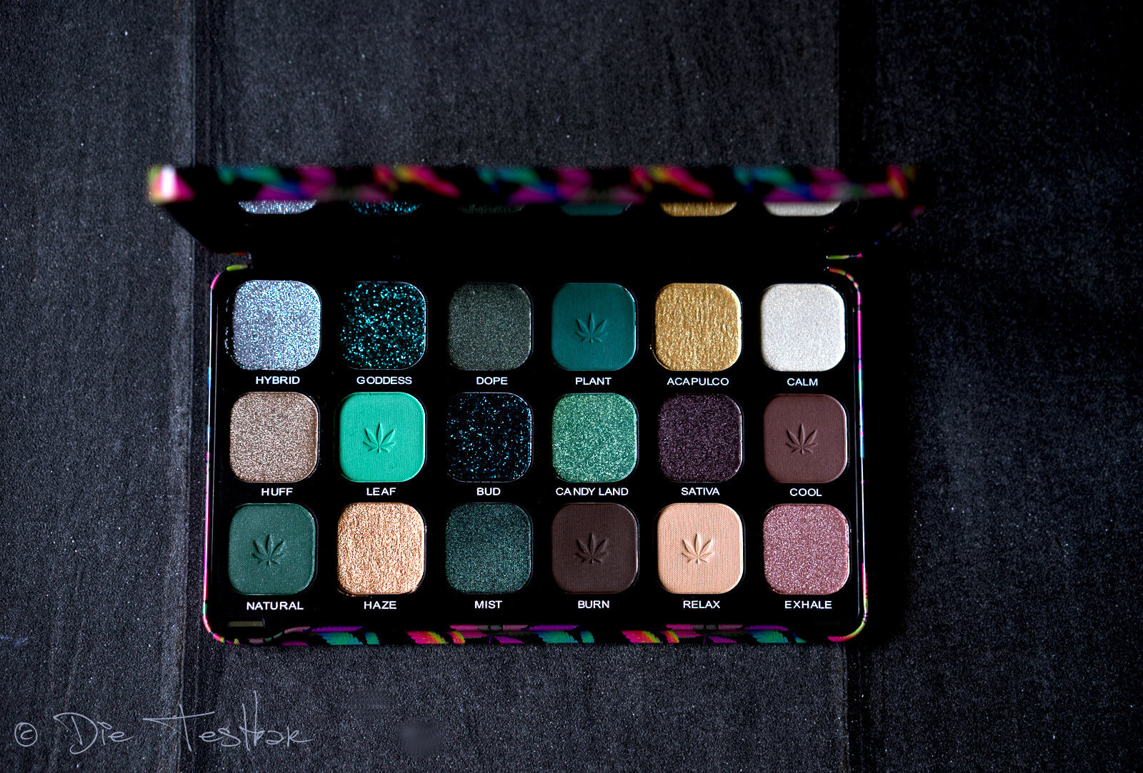 Forever Flawless Chilled with cannabis sativa Eyeshadow Palette von Makeup Revolution 7