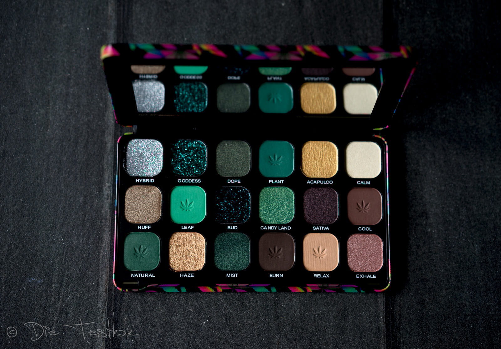 Forever Flawless Chilled with cannabis sativa Eyeshadow Palette von Makeup Revolution 9