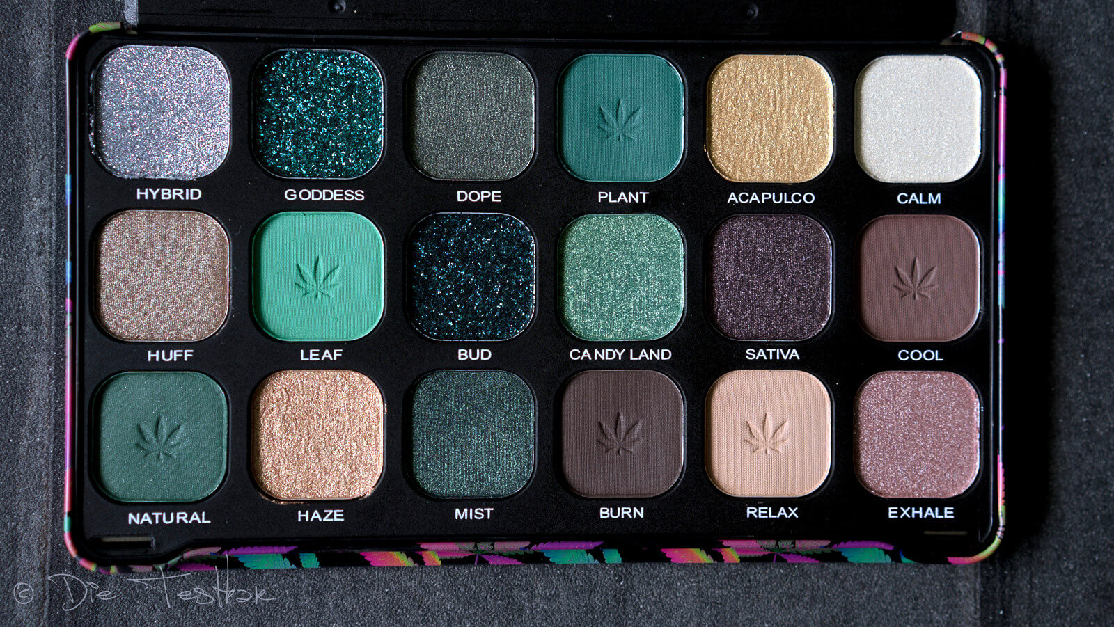 Forever Flawless Chilled with cannabis sativa Eyeshadow Palette von Makeup Revolution 8