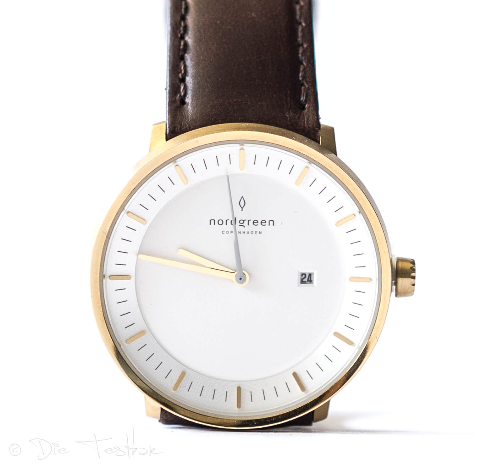 Skandinavischer Chick mit den eleganten, zeitlos schönen Armbanduhren von Nordgreen