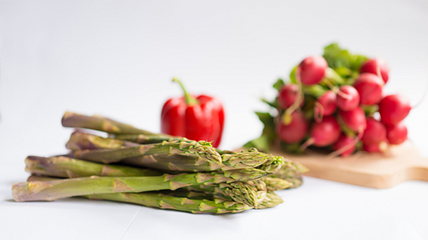 Rezepte - Gebratener grüner Spargel mit Radieschensalat