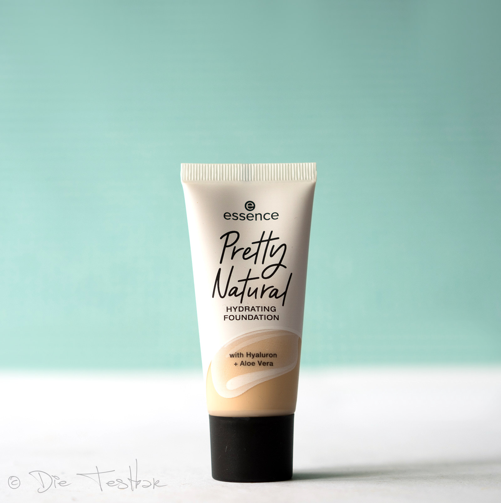 Make-up Pretty Natural Hydrating Foundation von essence cosmetics