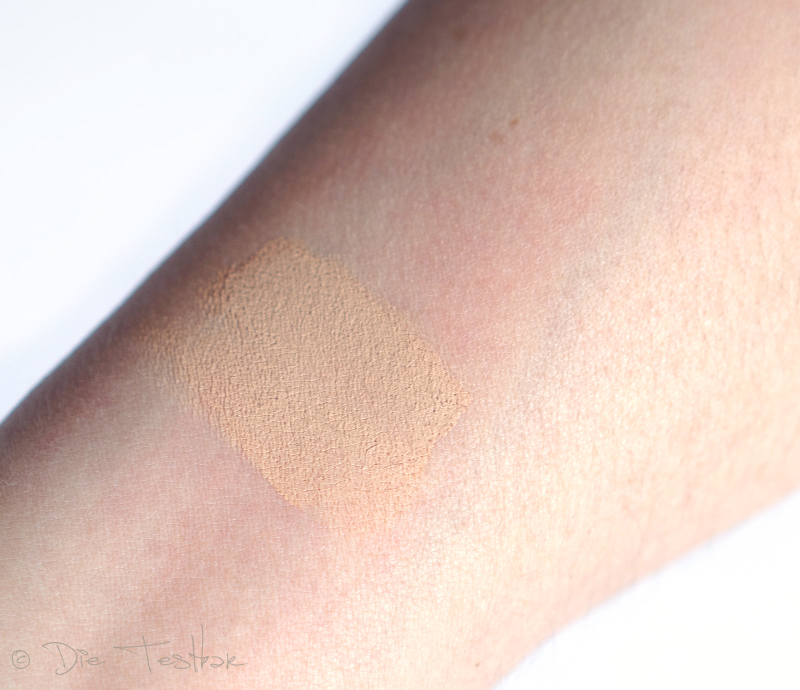 Swatch - DERMABLEND [3D CORRECTION] von Vichy