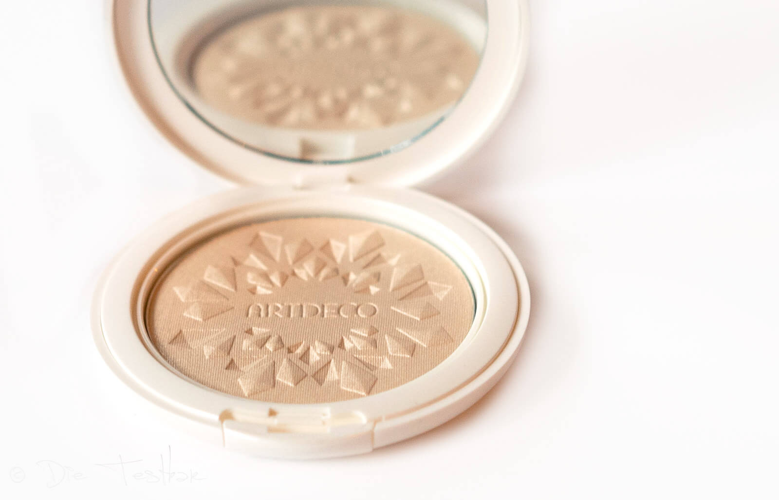 Glam Couture Blush und Glow Highlighting Powder von Artdeco 13