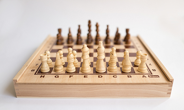 Jeujura "Schach und Dame" aus Holz 