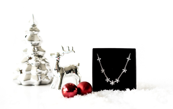 Gewinn 1 - SNOWFLAKE NECKLACE - Silberfarbene Schneeflockenkette von Pippa & Jean