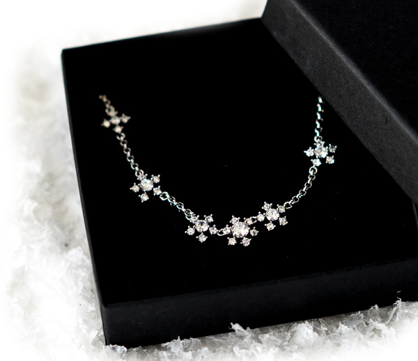 Gewinn 1 - SNOWFLAKE NECKLACE - Silberfarbene Schneeflockenkette von Pippa & Jean