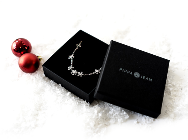 Gewinn 1 - SNOWFLAKE NECKLACE - Silberfarbene Schneeflockenkette von Pippa & Jean