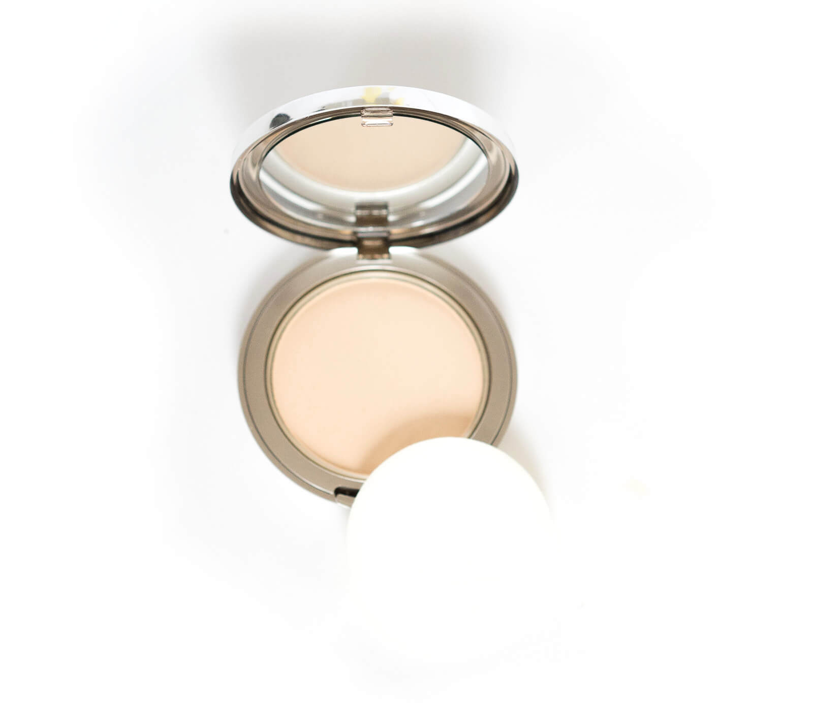 Review - Mineral Compact Powder von Artdeco 4